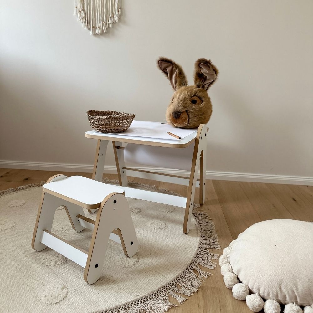 Montessori Maltisch für Kinder inklusive höhenverstellbarem Stuhl | Multifunktionales Mini-Atelier