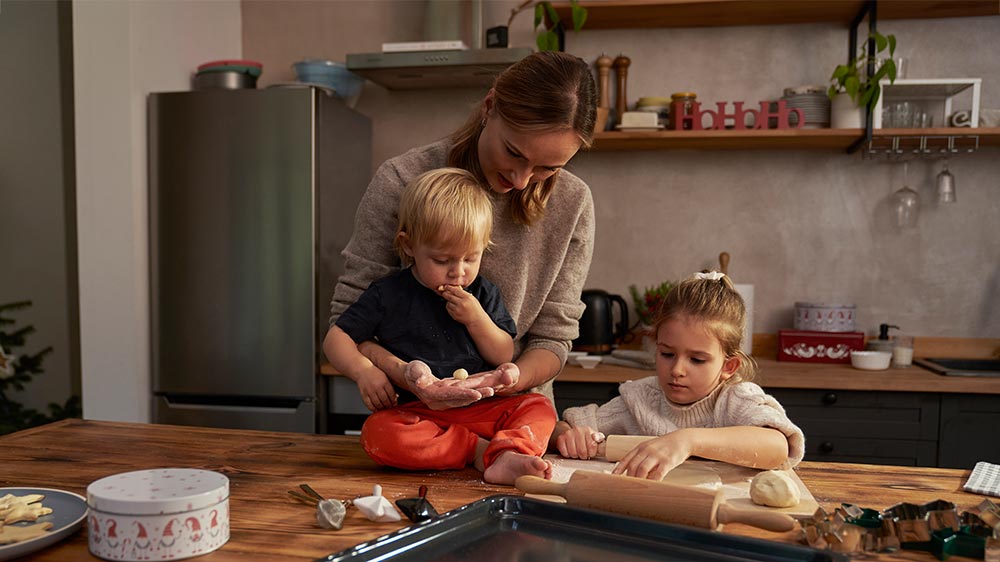 Montessori Lernturm im Einsatz: Ein Unvergessliches Familien-Backerlebnis im Advent