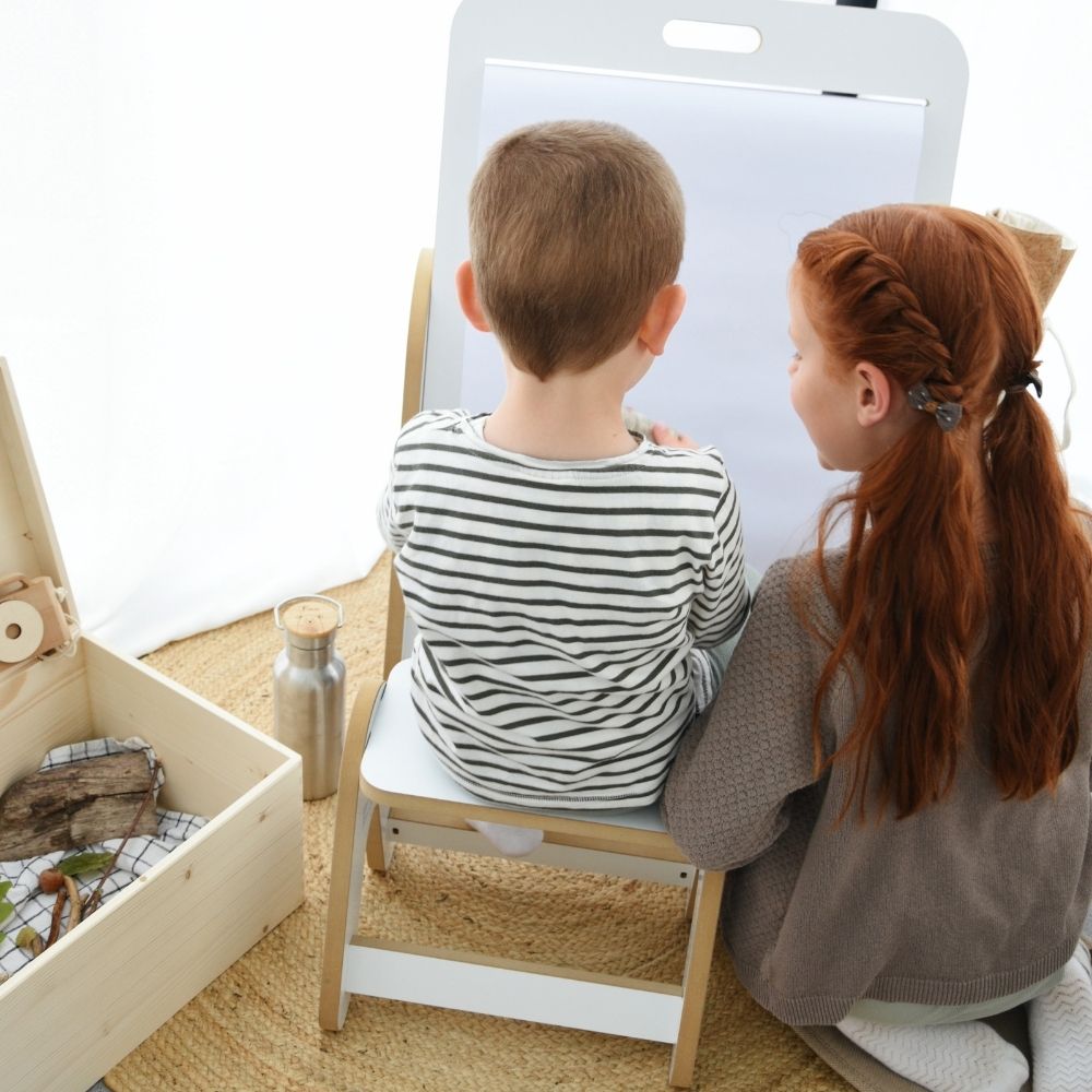 Montessori Maltisch für Kinder inklusive höhenverstellbarem Stuhl | Multifunktionales Mini-Atelier