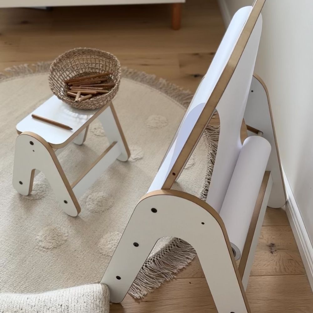 Montessori Maltisch für Kinder inklusive höhenverstellbarem Stuhl | Multifunktionales Mini-Atelier