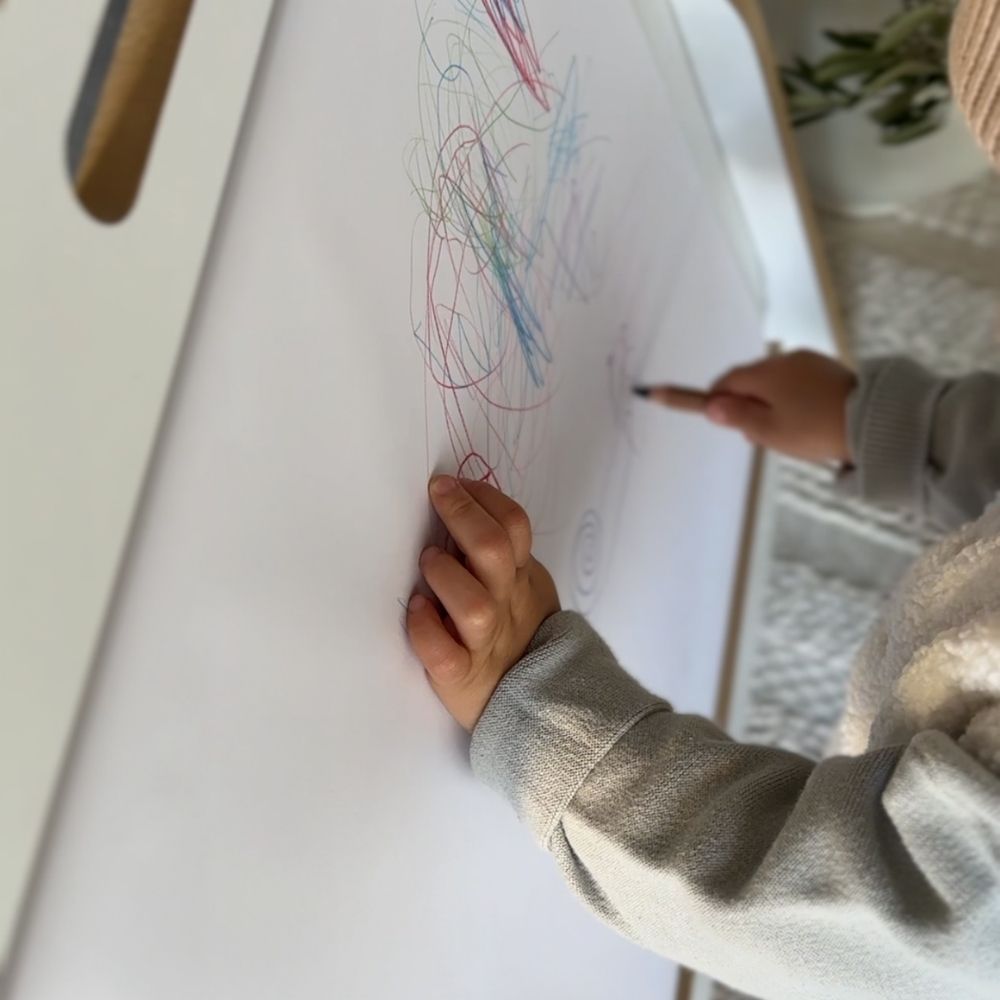 Montessori Maltisch für Kinder inklusive höhenverstellbarem Stuhl | Multifunktionales Mini-Atelier